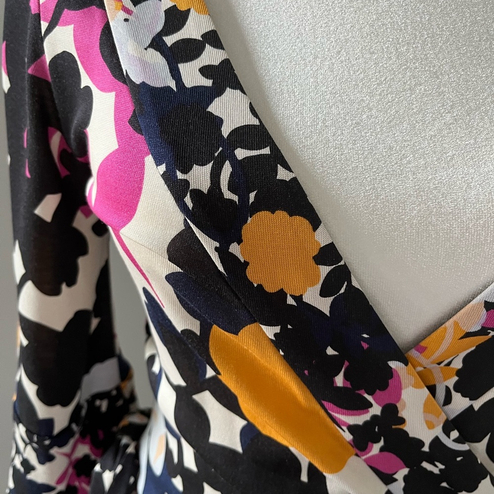 Diane von Furstenberg 100% Silk Wrap Dress - Picture 4 of 7